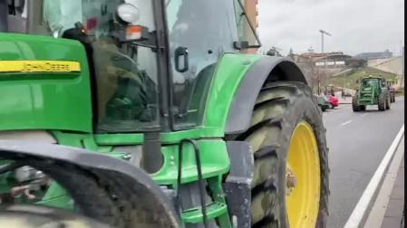 Vídeo: Tractores, a su paso por el Soto de Lezkairu