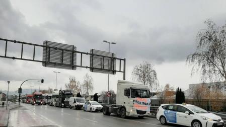 Una caravana de 200 vehículos recorre las rondas de Pamplona contra la nueva tributación del IRPF