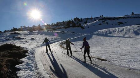 Los aficionados a los deportes de invierno pudieron disfrutar de la nieve con el primer día de las instalaciones este domingo 20 de diciembre.