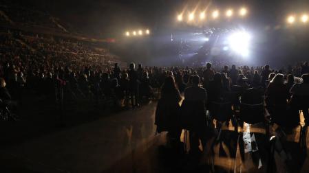 La asistencia de más de 4.000 personas al concierto de Raphael provoca críticas por las restricciones navideñas