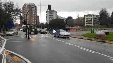 Camiones, tractores y taxistas protestan en Pamplona