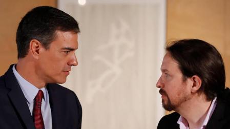El presidente del gobierno Pedro Sánchez (i) y el líder de Podemos Pablo Iglesias.