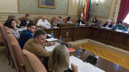 Alejandro Toquero, a la izquierda, y Marisa Marqués, a la derecha, en un momento del pleno celebrado ayer en Tudela.