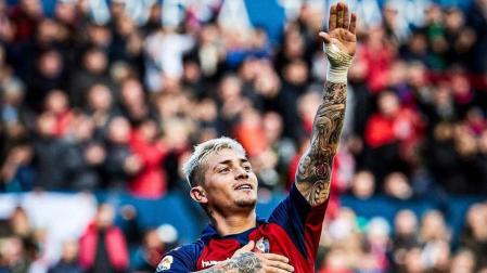 Chimy Ávila celebra el gol que hizo al Athletic de Bilbao en la derrota en El Sadar por 1-2