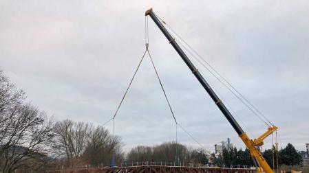 Instalada una nueva pasarela sobre el Arga entre Arazuri y Ororbia