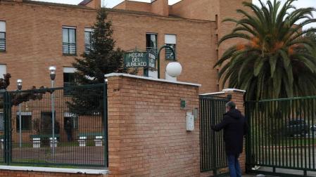 Un familiar entrando a la residencia de Lodosa, ocupada al 80% de su capacidad.