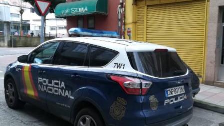 Un coche de la Policía Nacional, en una calle de Lugo.