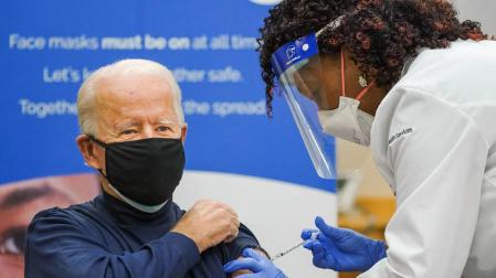 Biden recibe la vacuna de la covid en público y pide no preocuparse