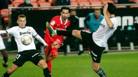 El Sevilla, superior, tumba a un Valencia sin acierto