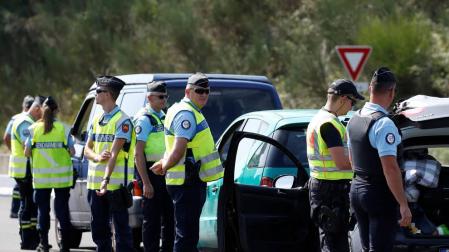 Gendarmes en un control de vehículos anterior.