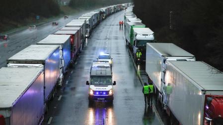 Filas de camiones retenidos en Dover (Reino Unido)