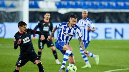 El Alavés remonta y complica al Eibar