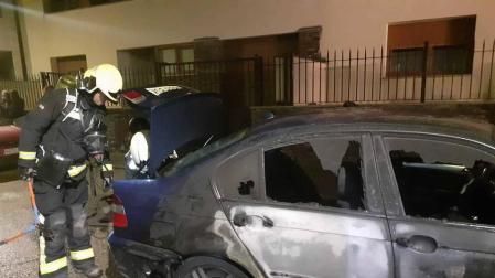 Se incendia un vehículo en plena calle en Peralta