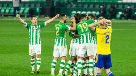 El Betis recupera posiciones e incrementa la dudas del Cádiz