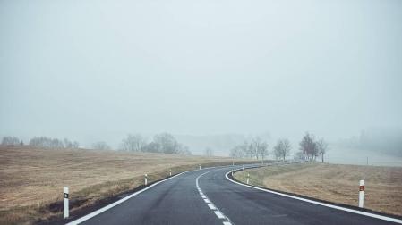 Imagen de una carretera secundaria vacía