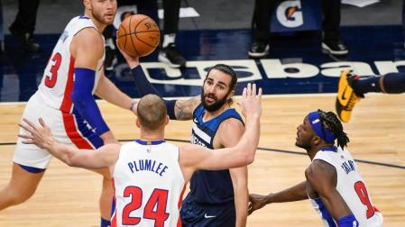 Ricky Rubio realiza un pase entre varios rivales.