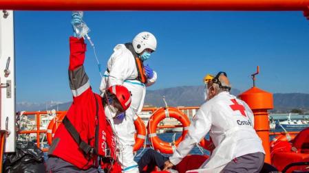 Miembros de los servicios de Emergencia atienden a uno de los inmigrantes llegados a Motril.