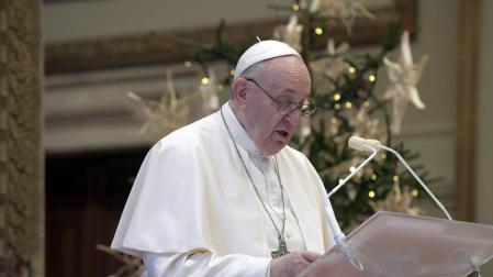 El papa imparte su bendición Urbi et Orbi en el Vaticano este día de Navidad.