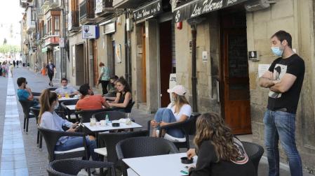 Clientes en una terraza de la calle Mayor de Sangüesa.