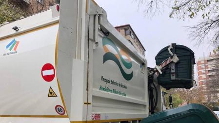 Un vecino protesta por el ruido de los camiones de basura