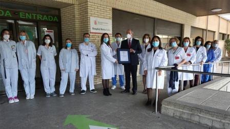 Emilio Flamarique, director de la Delegación de Navarra, hace entrega de la certificación a la gerente del Área de Salud de Tudela, Ana Beamonte, en presencia de profesionales del centro.
