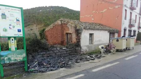 Arden en mues siete contenedores por vertido de cenizas