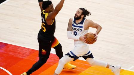 Ricky penetra a canasta ante la oposición de Donovan Mitchell.