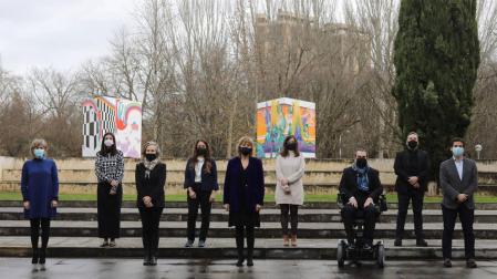 Responsables políticos con algunos de los navarros residentes en el exterior que han participado en el encuentro.