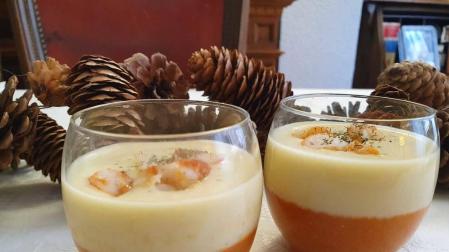 Imagen de los vasitos con vichyssoise y crema de gambones gelificada