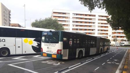 VISIBILIDAD. A pesar de que existe una zona específica en blanco para solventar el asunto, la visibilidad puede ser insuficiente cuando hay autobuses estacionados tanto para quienes circulan en bici como para aquellos coches que atraviesan la glorieta.