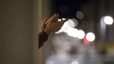 EL APLAUSO. El silencio de las calles se rompía cada tarde a las 20 horas con el aplauso para homenajear al personal sanitario.