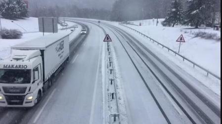 Restablecido el tráfico en la A15 tras el cruce de un camión a causa de la nieve.