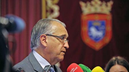 Enrique Maya, en la rueda de prensa en el Ayuntamiento de Pamplona.