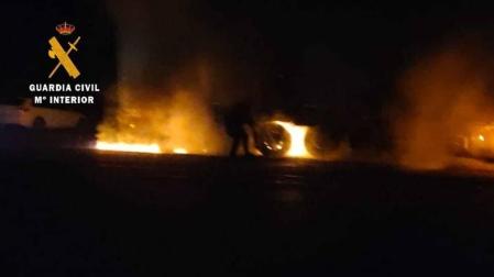 Agentes de la Guardia Civil extinguieron el fuego que se había producido en el camión