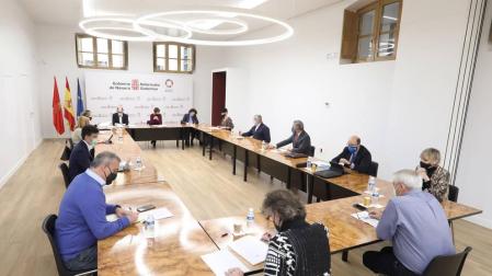 Momento de la reunión del Consejo de Diálogo Social celebrada hoy en el Palacio de Navarra.