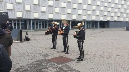 Los mariachis, en el exterior del Navarra Arena.