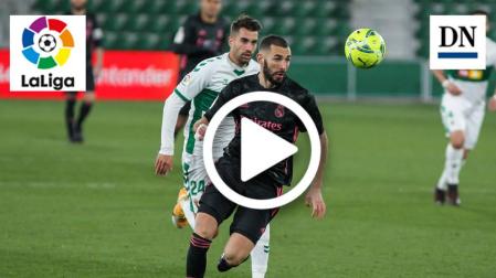 Benzema se escapa con el balón ante un jugador del Elche