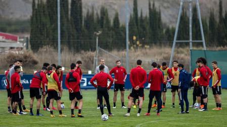 Los jugadores de Osasuna, durante una charla técnica en un entrenamiento anterior en Tajonar