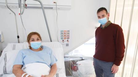 Los padres de Izan, Antonia Aguilera y Manuel Jesús Velásquez, junto al bebé que duerme en la cuna.