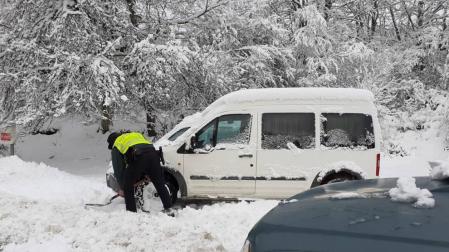 La Guardia Civil auxilia a varios vehículos en Olazagutía y Urbasa por la nieve