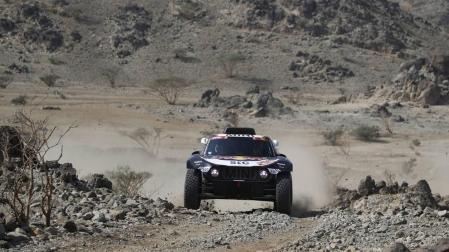 Al-Attiyah gana el prólogo y le saca 36 segundos a Sainz, que pinchó