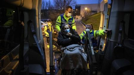 Pilar Martínez y Faustino Cámara viven en un tercero sin ascensor y necesitan silla de ruedas. Tras semanas sin salir de casa, voluntarios de la DYA les ofrecieron un recorrido por la ciudad