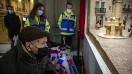 Pilar Martínez y Faustino Cámara viven en un tercero sin ascensor y necesitan silla de ruedas. Tras semanas sin salir de casa, voluntarios de la DYA les ofrecieron un recorrido por la ciudad