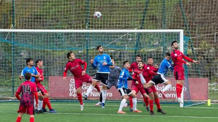 Jugadores del Itaroa Huarte y el Subiza pelean por un balón en un córner