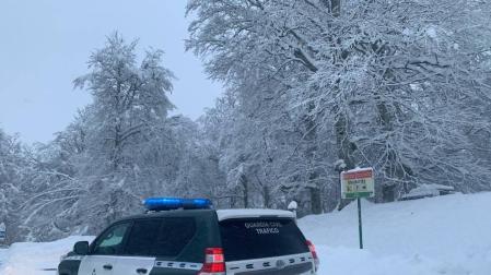 Coche de la Guardia Civil en el alto de Mezkiritz