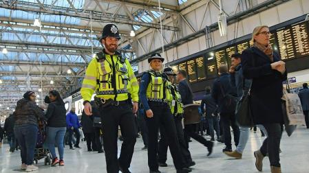 Dos agentes de policía montan guardia en la estación de tren de Waterloo, este martes en Londres (Reino Unido).