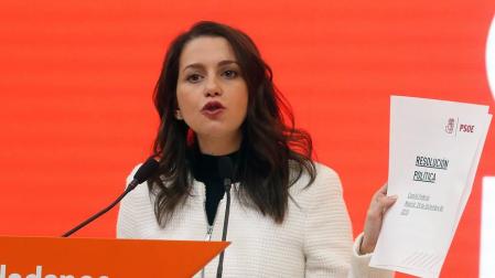 Arrimadas llamará a los barones del PSOE para "frenar" a Sánchez