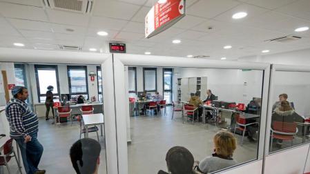 La reducción de atención en sindicatos desvía usuarios al SNE y servicios sociales