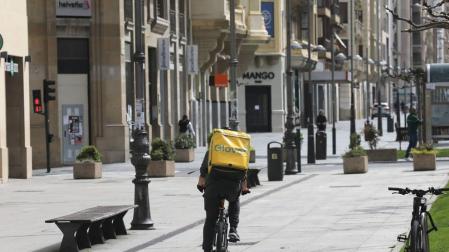 Más de un centenar de restaurantes y bares ofrecen menús a domicilio