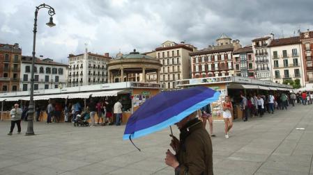 Los libreros sobreviven a la tormenta en la Feria del Libro de Pamplona